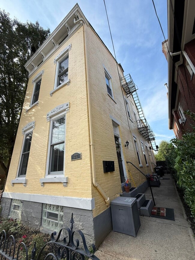 Building Photo - 212 W 6th St Unit 2 Rental