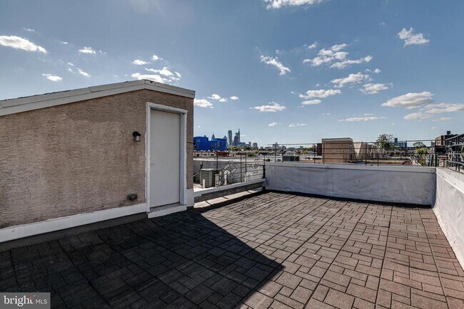 Photo - 220 W George St