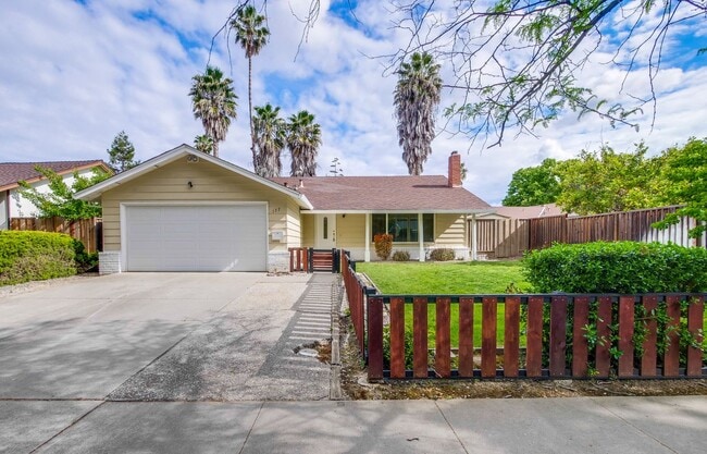 Building Photo - Nicely Refreshed Single Story 4 BR/2BA Gre...