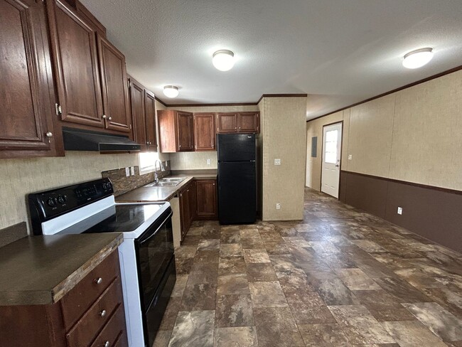 3 Bedroom 2 Bath Newer Mobile Home. - 3 Bedroom 2 Bath Newer Mobile Home.