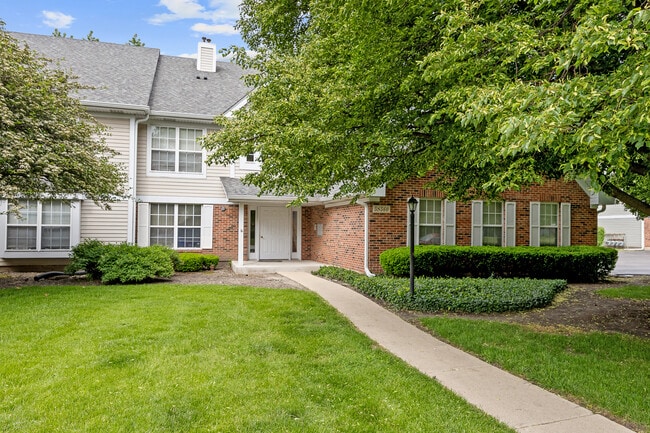 Building Photo - 5S560 Paxton Dr Unit 2H