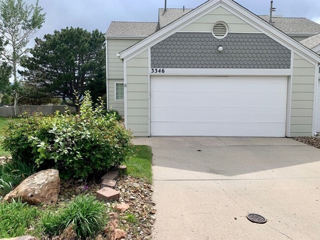 Building Photo - Cozy 2 Bedroom Townhome Nestled in Quiet Gated Community