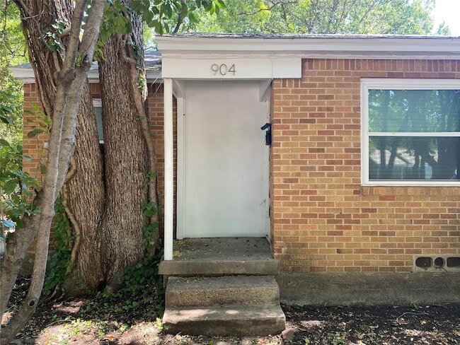Building Photo - 904 Denton St