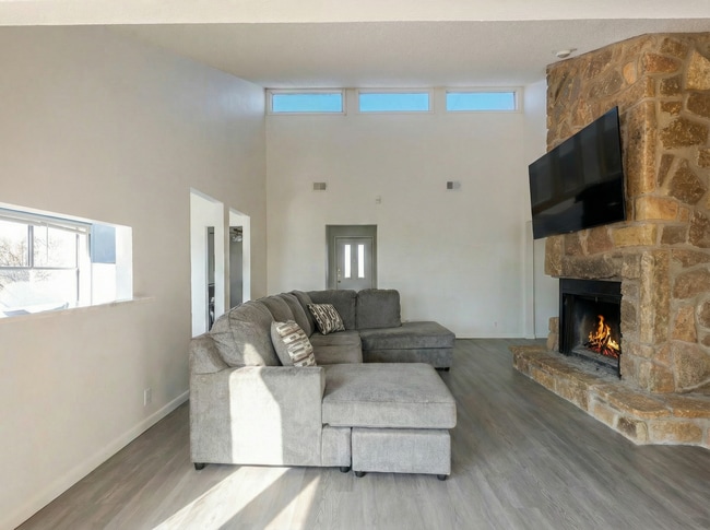 Photo - 504 Hilltop Dr