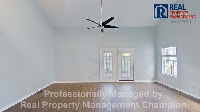 Building Photo - Cute 3 BD/2 BA Townhome Style Near UNCW