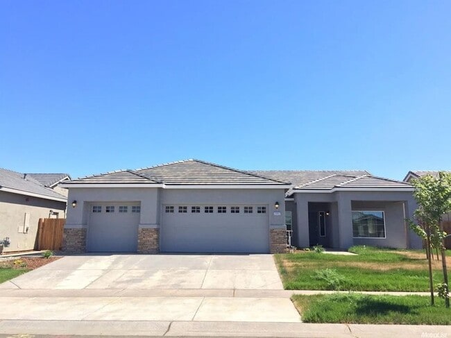 Building Photo - 4 bedroom, 2 bath house with a bonus room