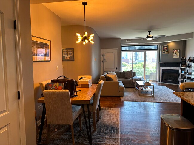 Photo - 680 N Green St Unidad 611