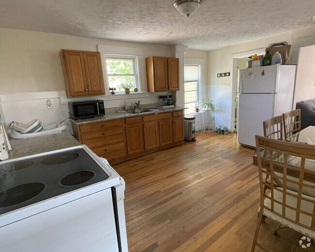 Building Photo - 18 Cedar St Unit 2nd Floor Rental