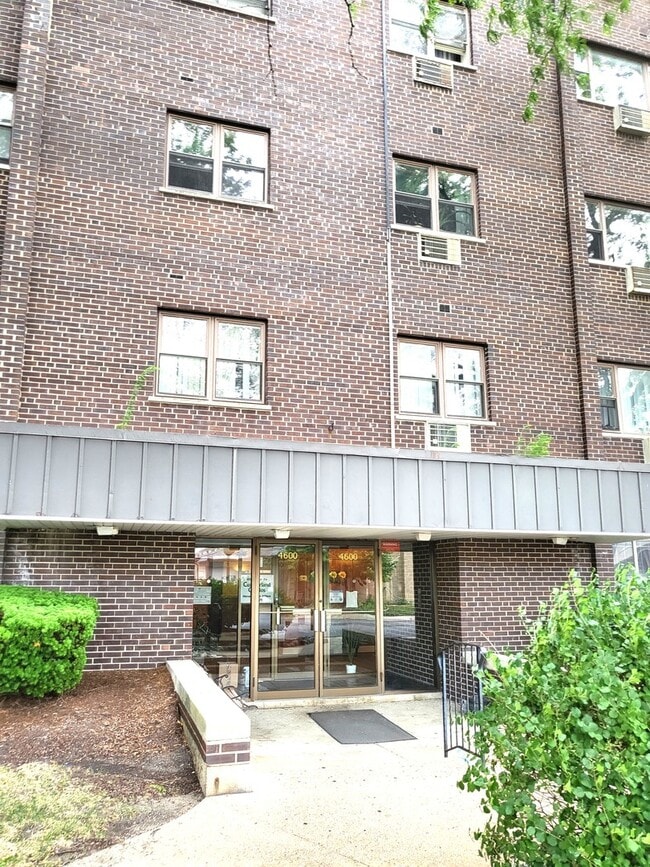 Building Photo - 4600 N Cumberland Ave Unit 613
