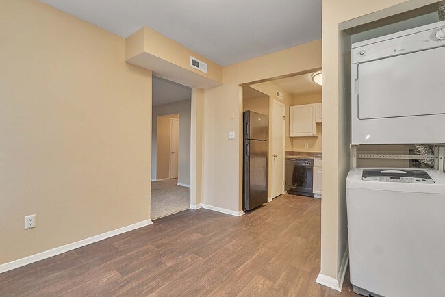 Vista de la cocina WD - Turlington Oaks Apartments