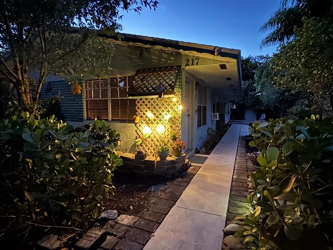 Building Photo - 217 SW 11th Ct Unit 2
