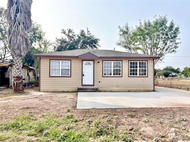 Building Photo - 704 E Schunior St