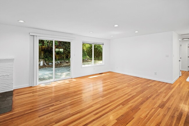 Photo - "Charming 3-Bedroom Bellevue Apartment with 2 Full Baths and 1240 Sq Ft of Living Space!"