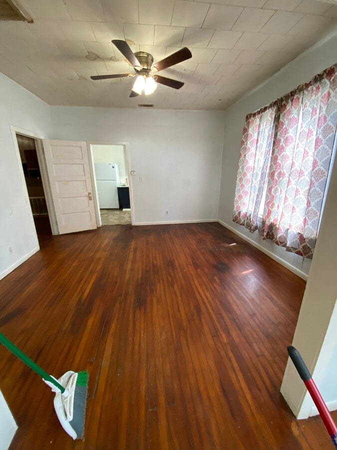 Photo - 209 Oak St