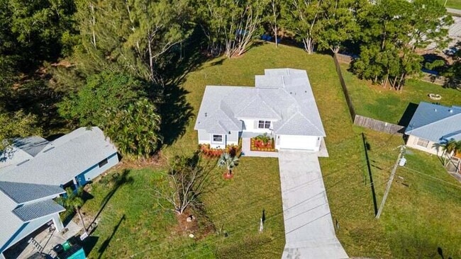 Building Photo - 419 SW Namoit Pl Rental