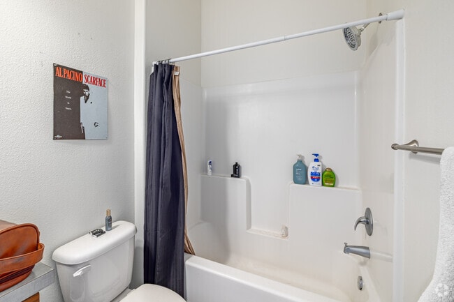 3BR, 4.5BA - 1,950SF - Primary Bathroom