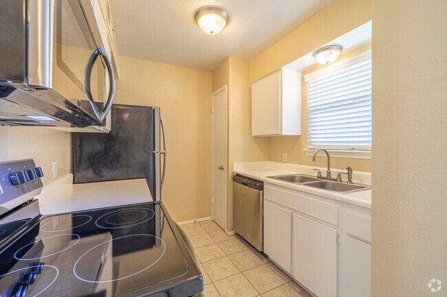 2BR, 1BA - 862SF - Kitchen