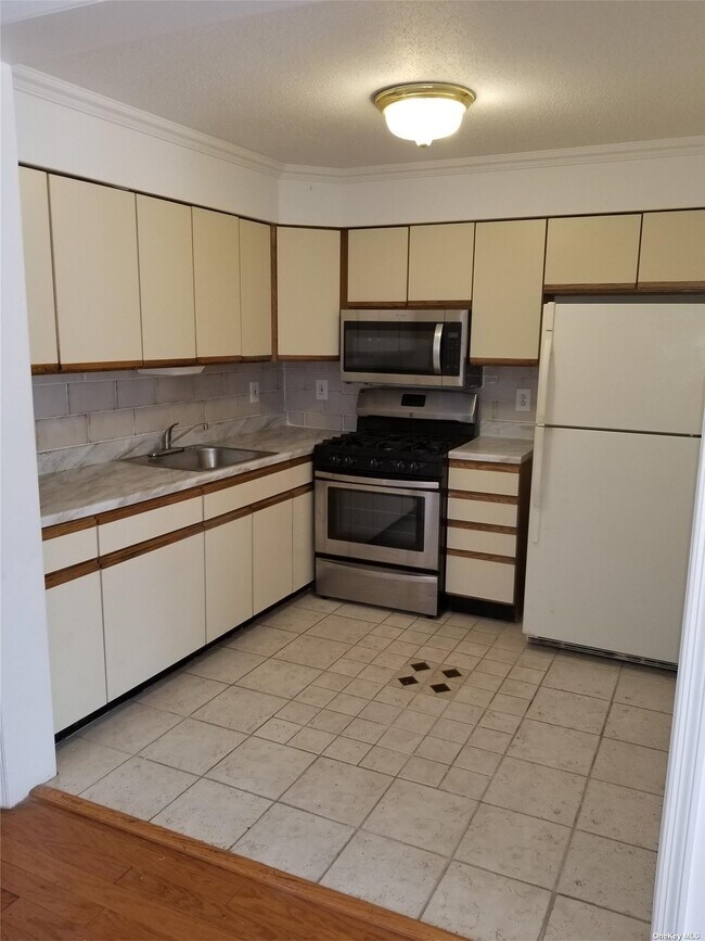 Photo - 871 Dumont Ave