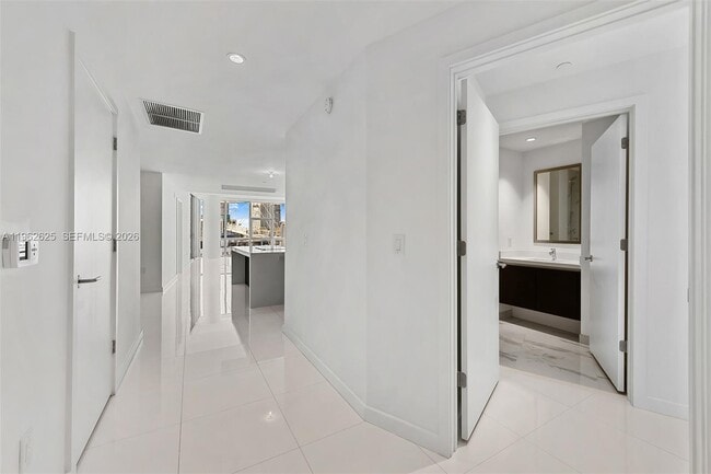 Photo - 851 NE 1st Ave Unidad 1012