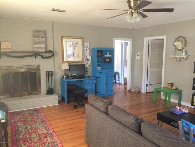 Photo - 1337 Menna St