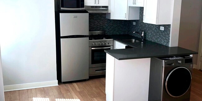 Building Photo - 515 W Belmont Ave Rental