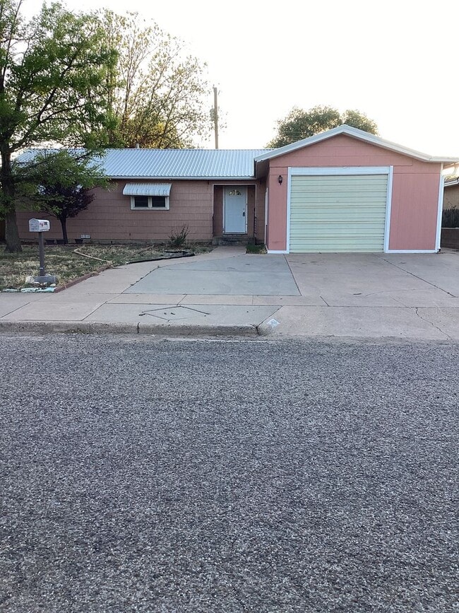 Building Photo - Spacious 3 Bedroom! Close to ENMU Campus in Portales!  Pets Welcome!
