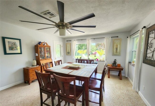 Photo - 11645 Oxford St