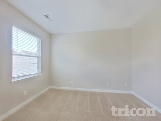 Photo - 825 Old Forester Ln