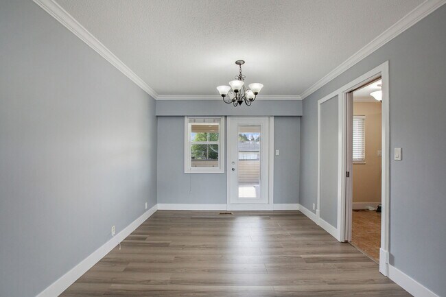Photo - Spacious 3 Bed 1.5 Bath upper level Home f... Unit Upper House