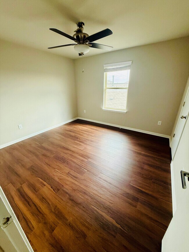 Photo - 400 Eagle Brook Ln