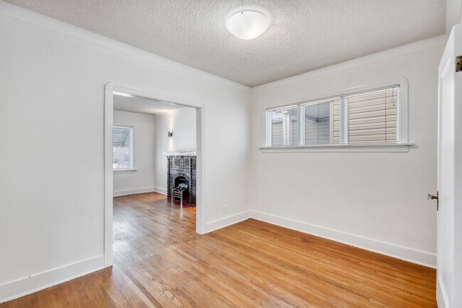 Photo - 806 Garfield St N