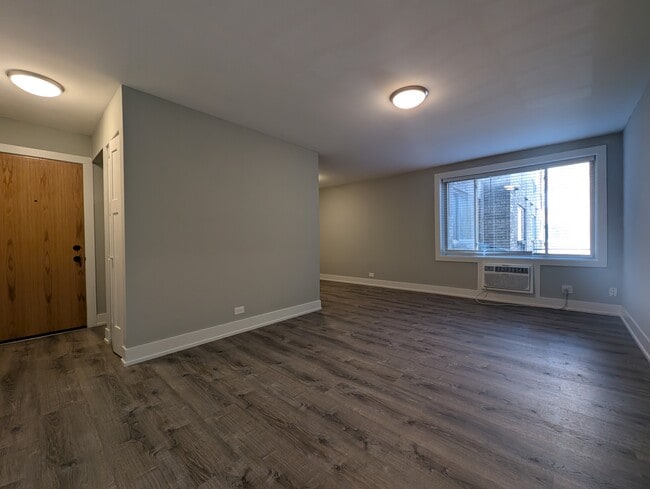 Building Photo - 542 W Surf St