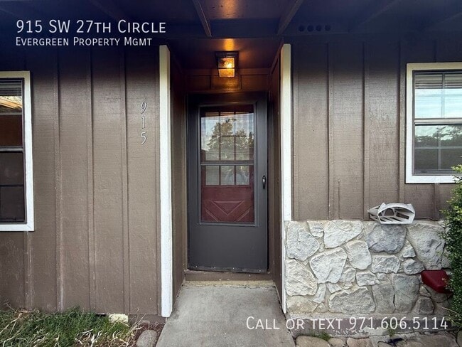 Photo - 915 SW 27th Cir