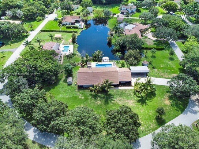 Building Photo - 10820 SW 40th St Rental
