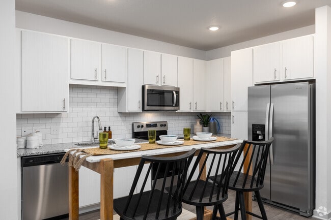 1BR, 1BA - 756SF