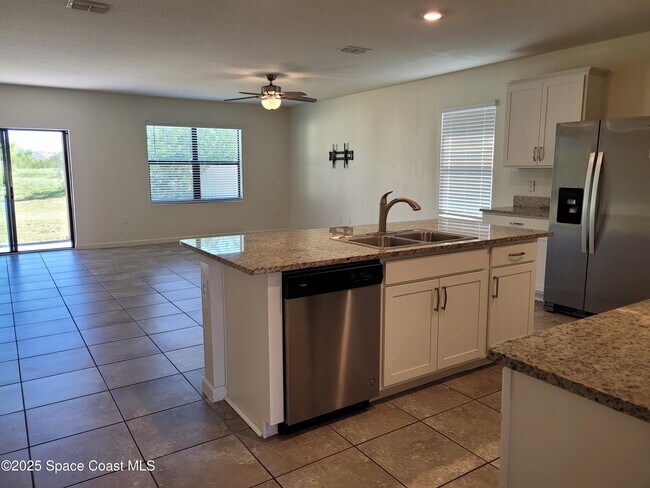 Photo - 760 Acadia Ct SE