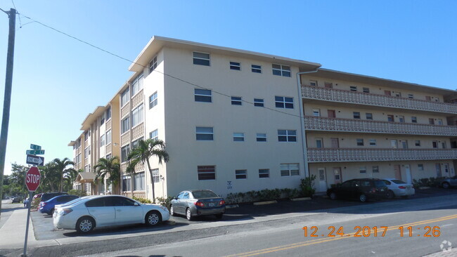 Building Photo - 211 NE 8th Ave Unit Turf Condo