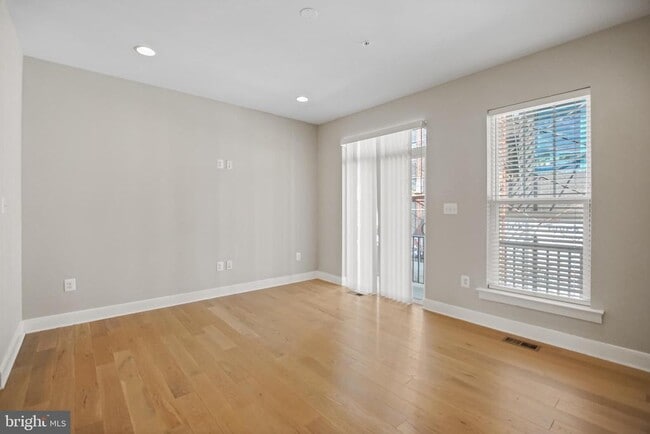 Photo - 621 Parkside Pl NE