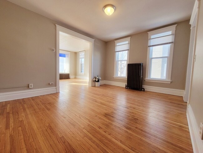 Large 2 Bedroom Side by Side Duplex - Large 2 Bedroom Side by Side Duplex Apartment Unit J&A 230 West