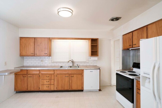 Photo - AVAILABLE NOW - Fully Updated 4 Bed / 2 Bath in Gladstone – Open Floor Plan + Large Fenced Yard!