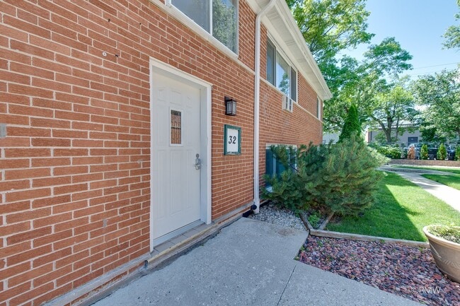 32 N Main St