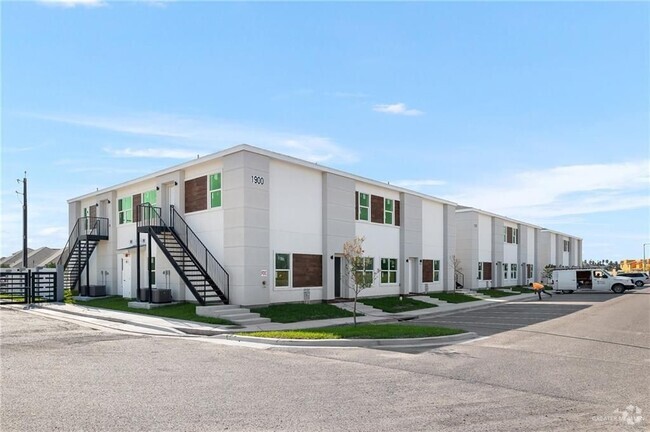 Building Photo - 901 E Yuma Ave Rental