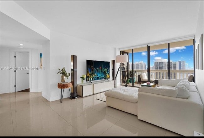 Photo - 1000 W Island Blvd Unidad 2508