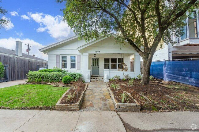 Building Photo - 1209 W Pierce St Rental