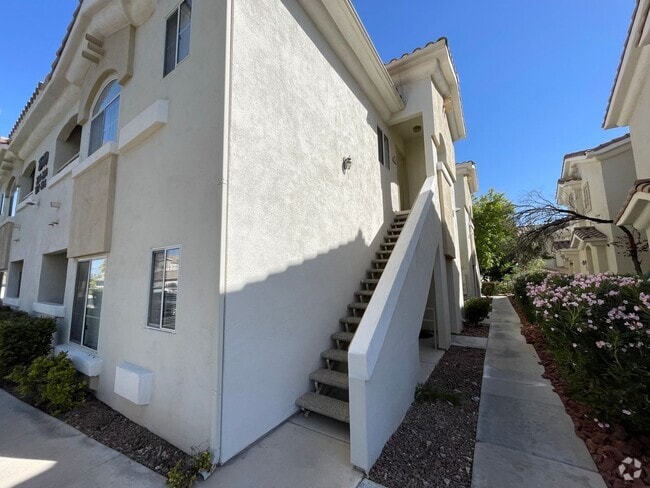 Building Photo - 2 Bedroom Summerlin Condo - Gated community