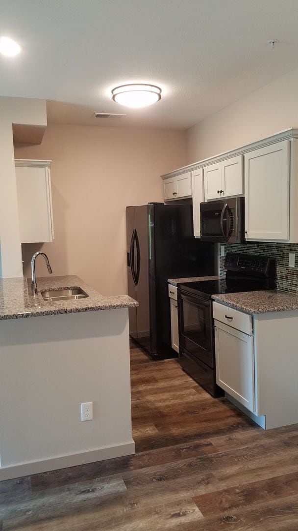 Building Photo - 3 Bedroom 2 Bath Walk-In Level Lakeside Ap... Unit 240