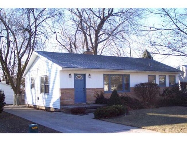 Building Photo - Charming Home with Hardwood Floors