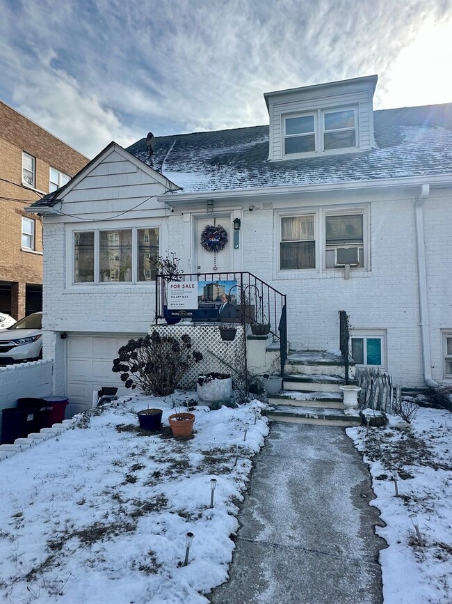 Building Photo - 658 W Broadway Rental