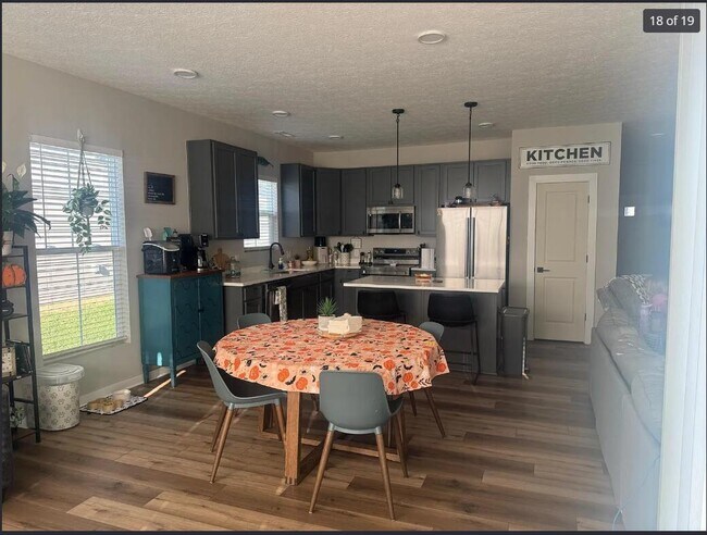 Photo - 566 Rochdale Run