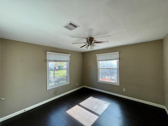 Building Photo - 206 Frawley St Rental